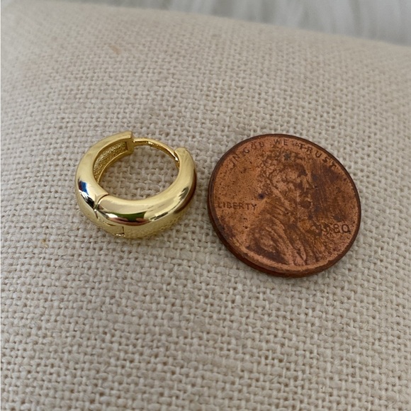 Elegant Gold Hoop Earrings - Picture 2 of 2